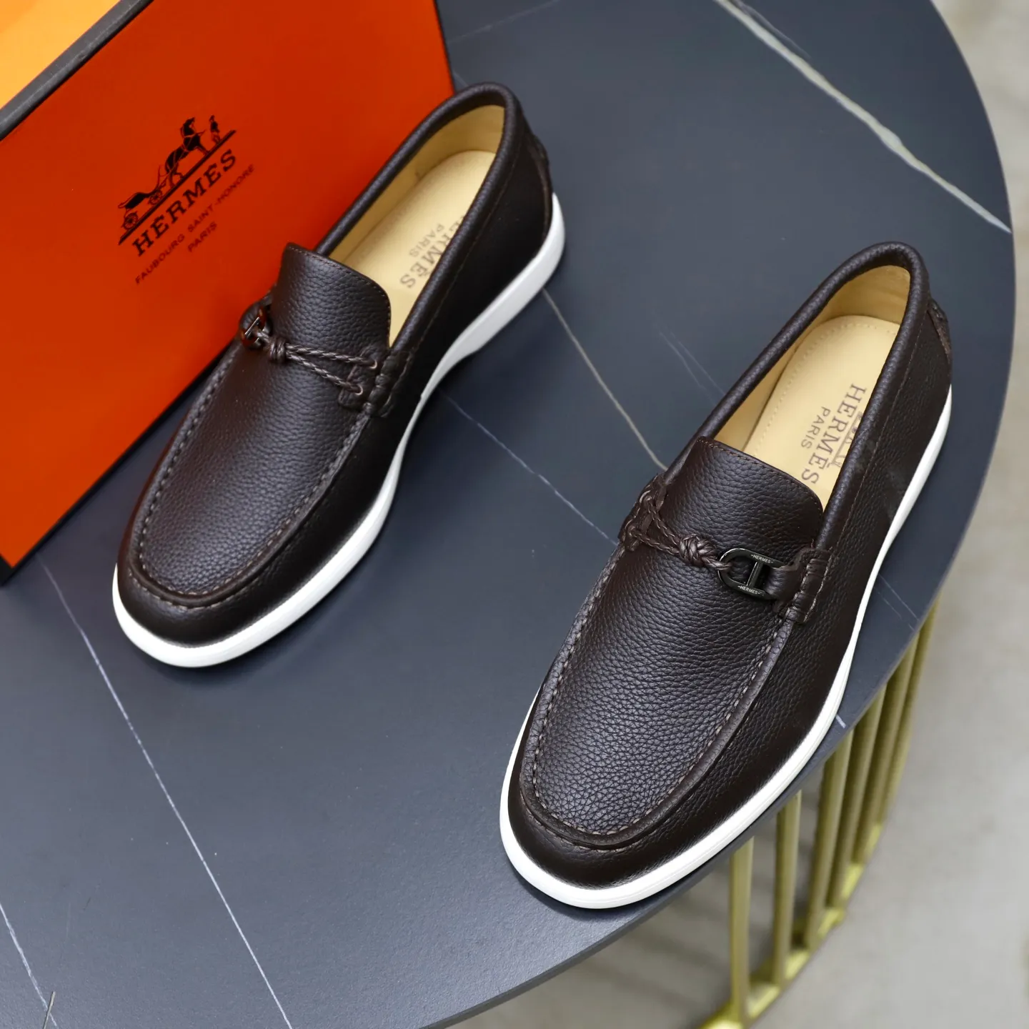 Ex-factory price: 560💰Hermès/Hermès slip-on men's shoes. This shoe is made of imported pebbled cowhide. It has simple and smooth lines and is combined with aerodynamically designed 3CM rubber foam ultra-light soles! Youthful and fashionable, classic H-shaped hardware buckle decoration, calf lining gently wraps the feet, with logo cowhide feet, casual and urban style, highlighting youthful vitality, sports and leisure version, super versatile, code number: 38-39-40-41-42-43-44 standard leather shoe size (45 can be customized but does not support returns)
